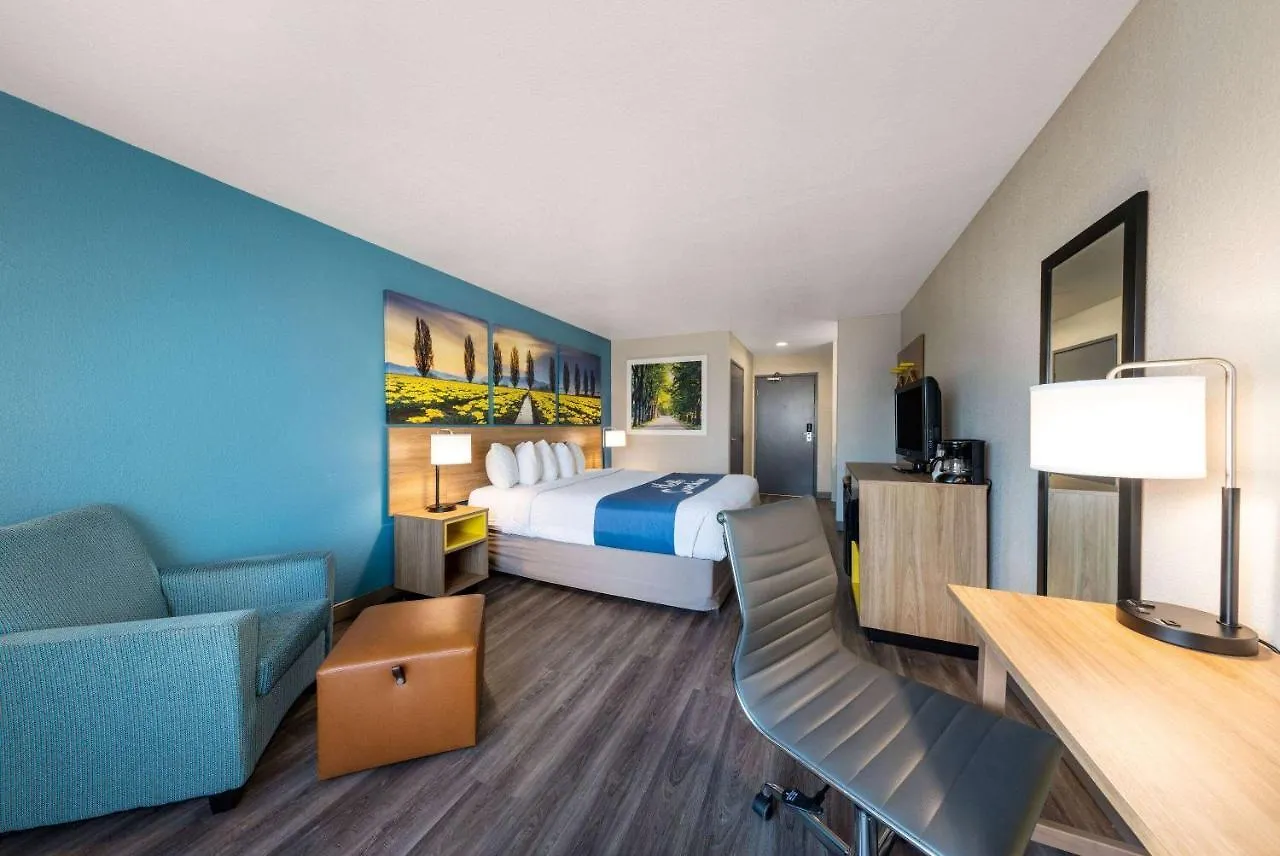 Days Inn By Wyndham Lathrop Hotell