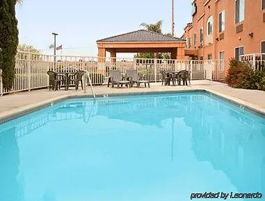 Days Inn By Wyndham Lathrop Hotell